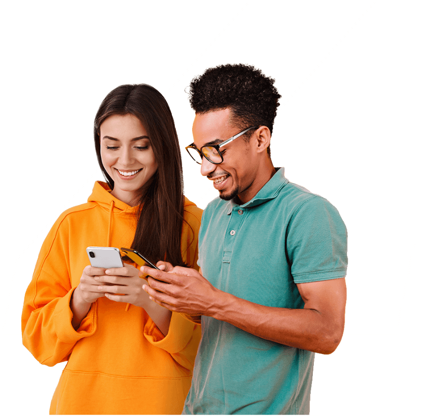 Um homem e uma mulher utilizando seus celulares